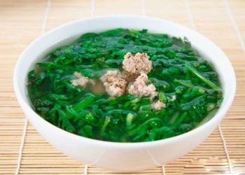 Canh cải cúc nấu thịt