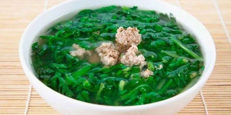 Canh cải cúc nấu thịt