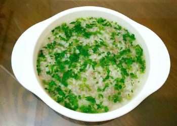 Mẹ bầu 3 tháng đầu ăn cháo rau cải cúc giải cảm, sốt