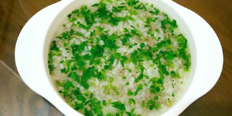 Mẹ bầu 3 tháng đầu ăn cháo rau cải cúc giải cảm, sốt