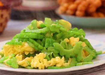 Mướp đắng xào trứng