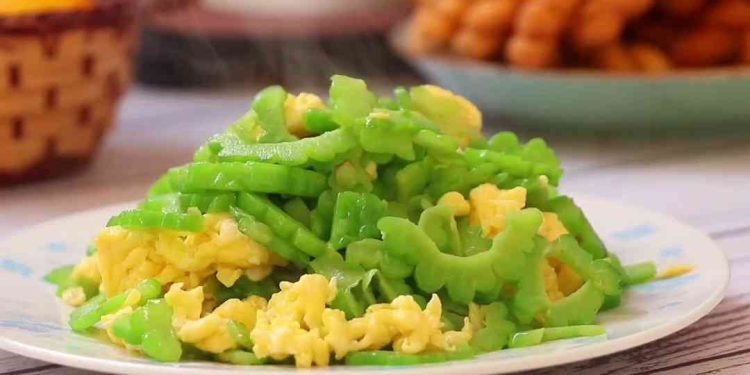 Mướp đắng xào trứng