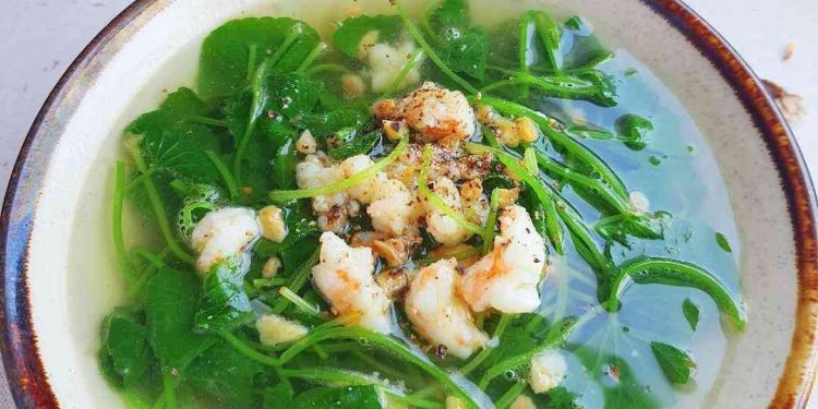 Các món canh từ rau má luôn có vị ngọt thanh giúp giải nhiệt cho người ăn